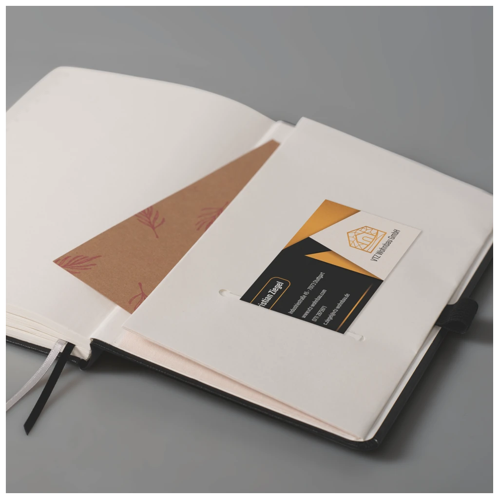 Buchkalender Kompagnon Mod. 797 66 2027 | 16,8×24 cm, Kunststoff, schwarz